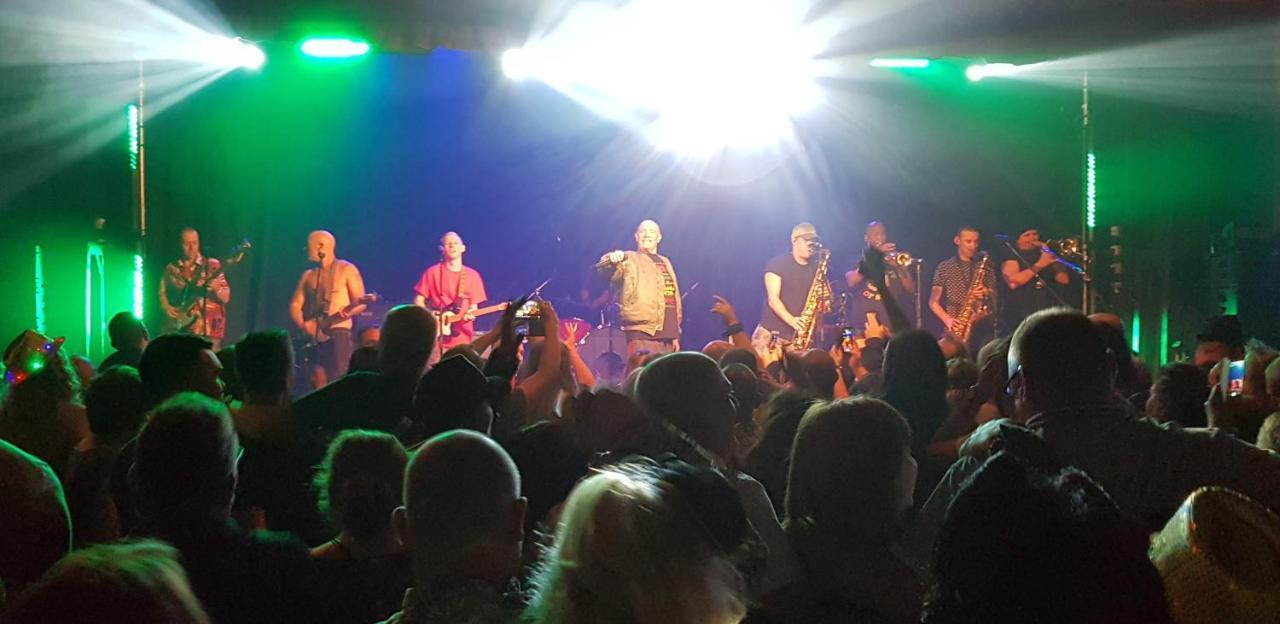 Memories Made Hotel Selsey Buitenkant foto